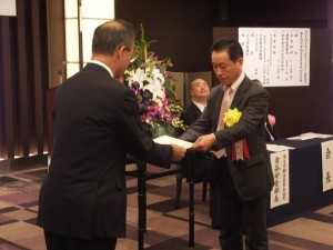 受賞者を表彰する羽田会長